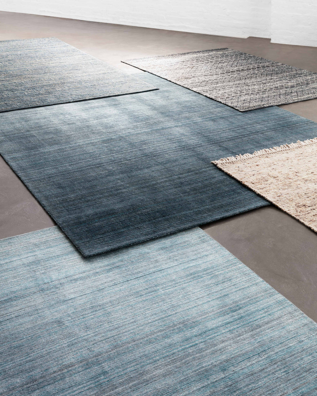 Loloi Pasadena Midnight 2'-0" x 3'-0" Accent Rug Blue Accent Hand-Loomed Viscose/Wool